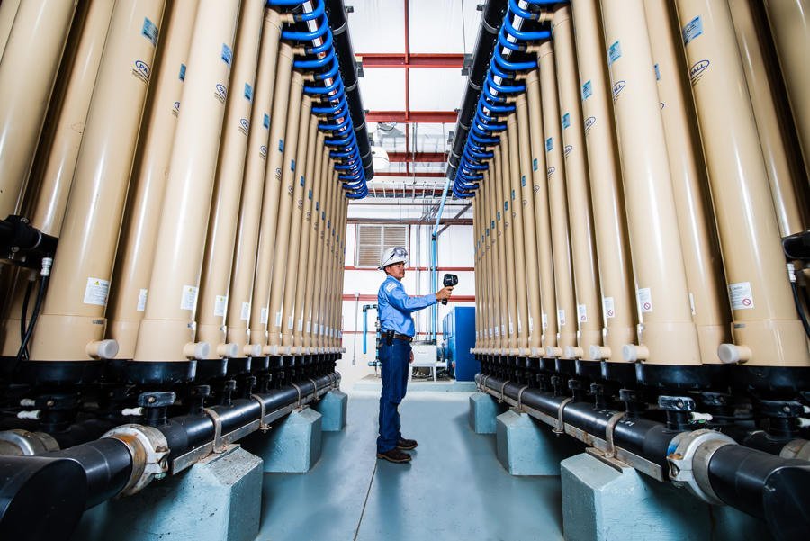 Wnętrze zakładu uzdatniania wody Southmost Regional Water Authority