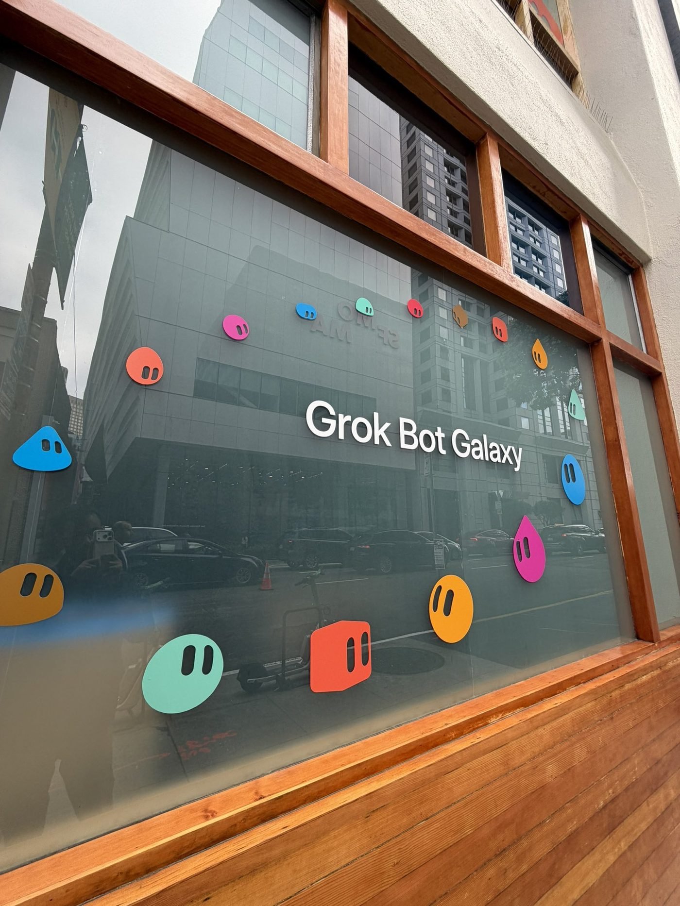 Uczestnik Grok Bot Galaxy z laptopem w sali The Howard