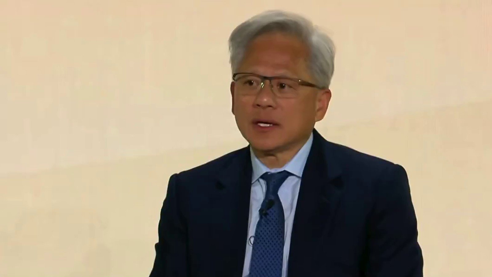 Jensen Huang podczas rozmowy w Białym Domu. Kadr z transmisji z Białego Domu, wideo: Sawyer Merritt / X