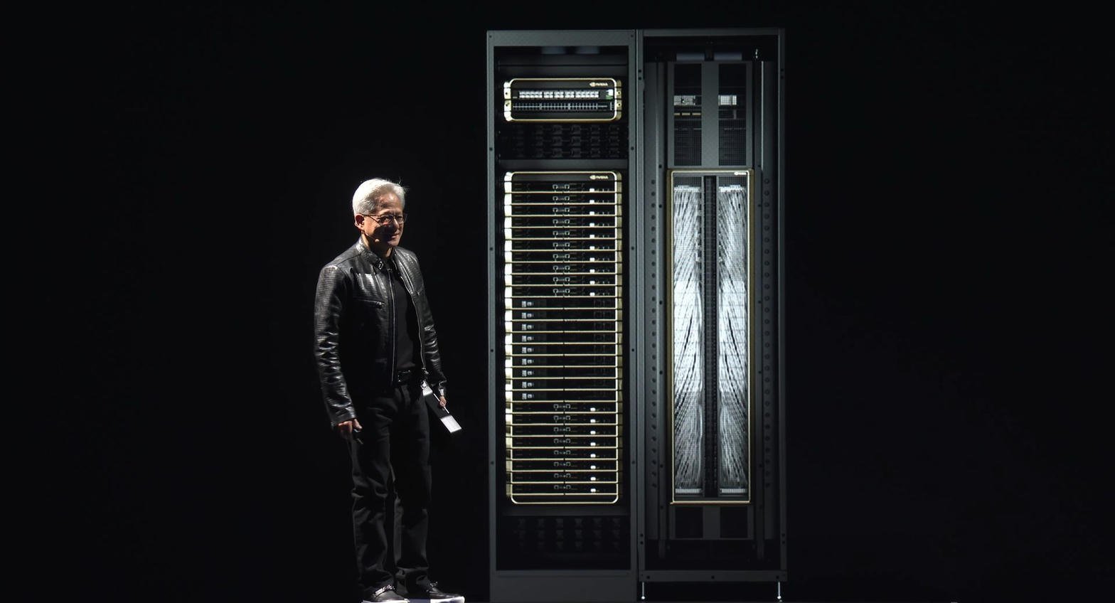 Jensen Huang przy szafie NVIDIA Blackwell z GPU