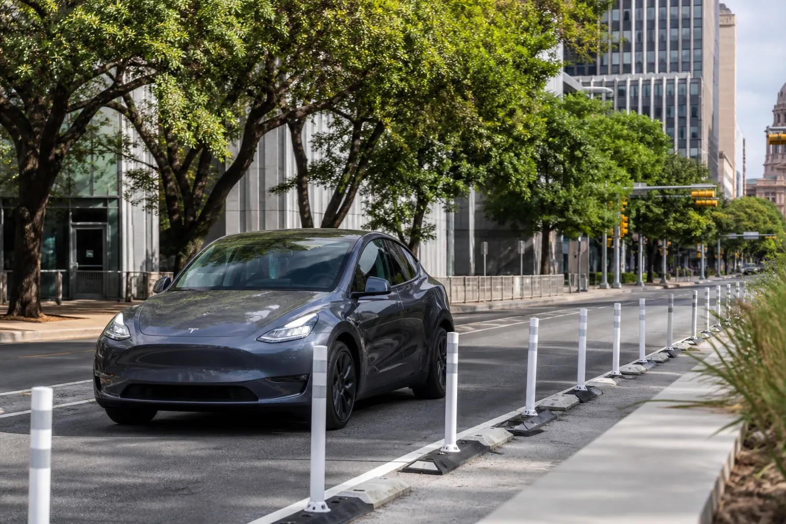 Tesla Model Y jako robotaxi na ulicy