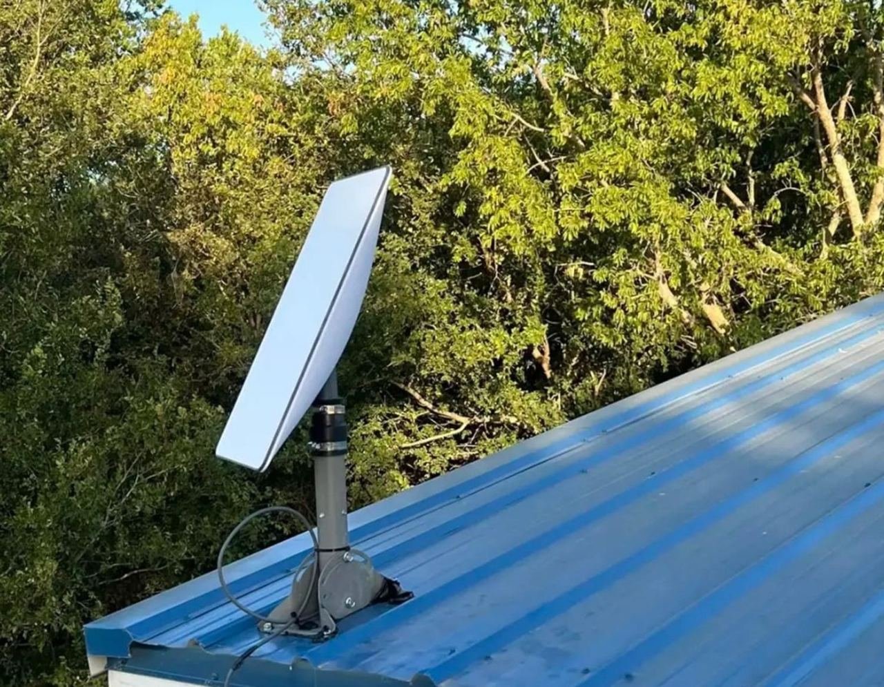 Antena Starlink na dachu z blachy