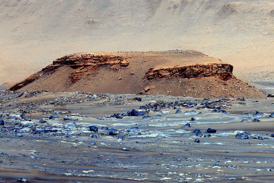 Prawdziwy Mars: wzniesienie w kraterze Jezero sfotografowane przez Perseverance