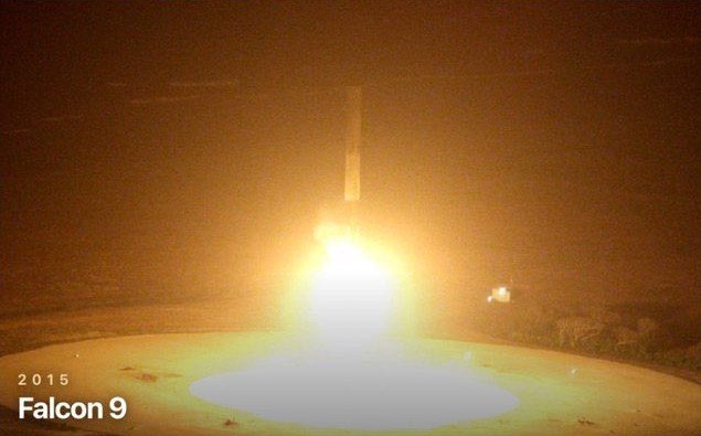 Falcon 9 ląduje pionowo w nocy, 2015