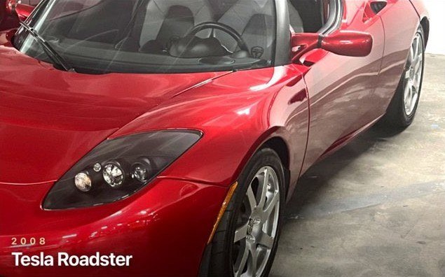 Czerwony Tesla Roadster z 2008