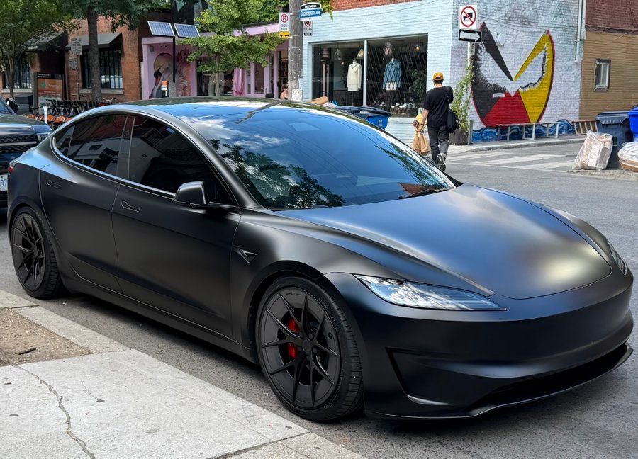 Matowy Tesla Model 3