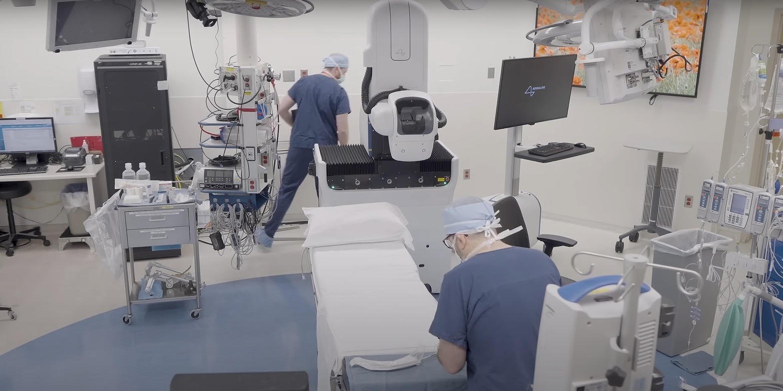 Sala operacyjna Neuralink z robotem R1 i zespołem