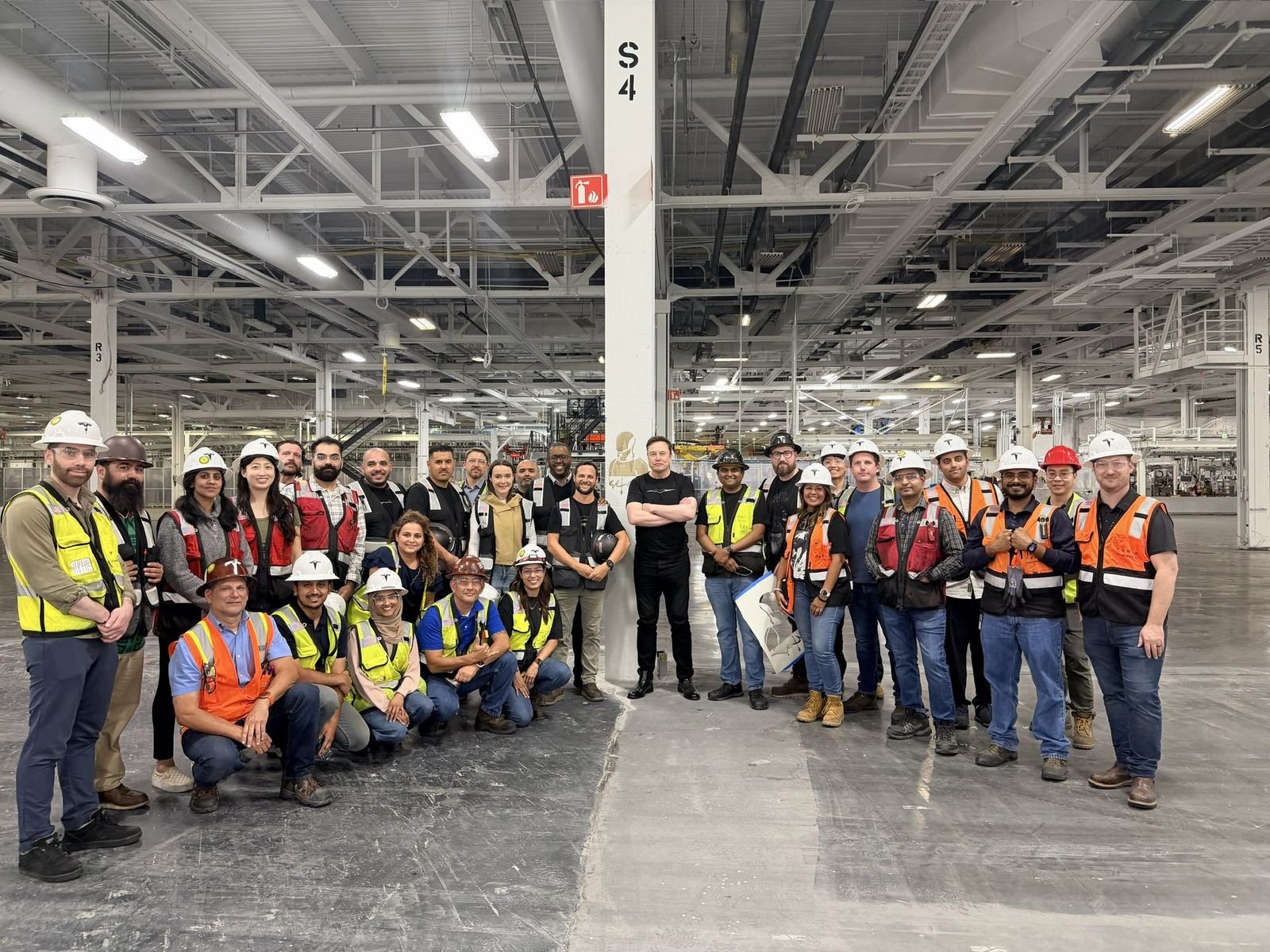 Elon Musk na linii produkcyjnej Optimusa w Fremont, lipiec 2026