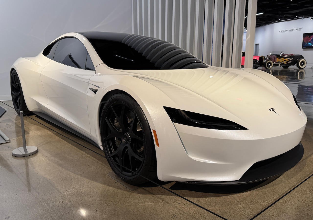 Biały Tesla Roadster z 2017 na wystawie, czarne felgi, dach z szkła