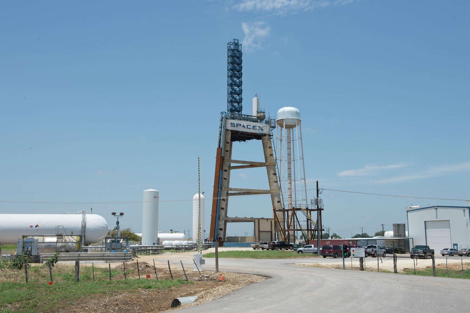 Stanowisko testowe SpaceX w McGregor w Teksasie, wieża z napisem SPACEX