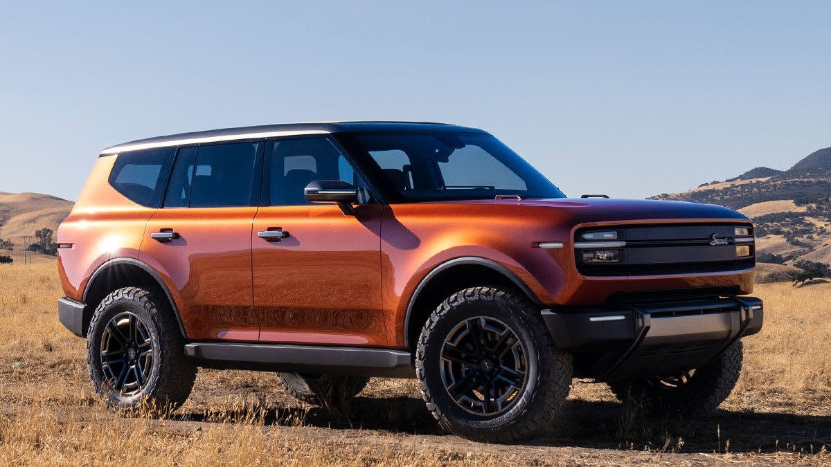 Pomarańczowy Scout Traveler SUV w terenie