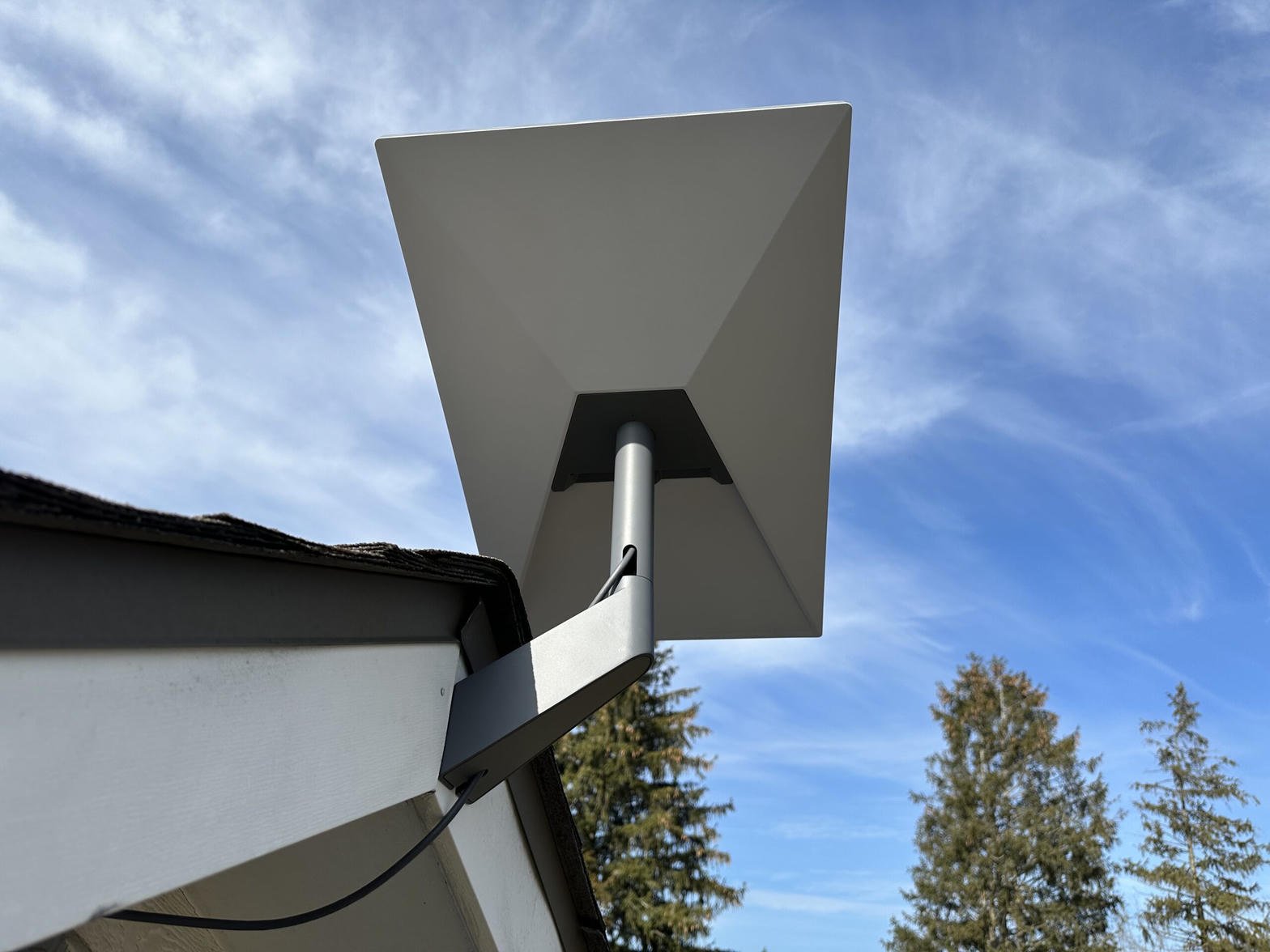 Antena Starlink na dachu domu