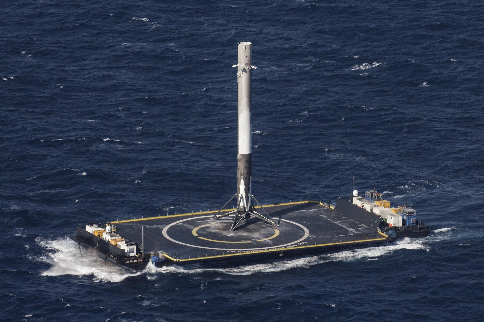 Booster Falcon 9 na platformie Of Course I Still Love You