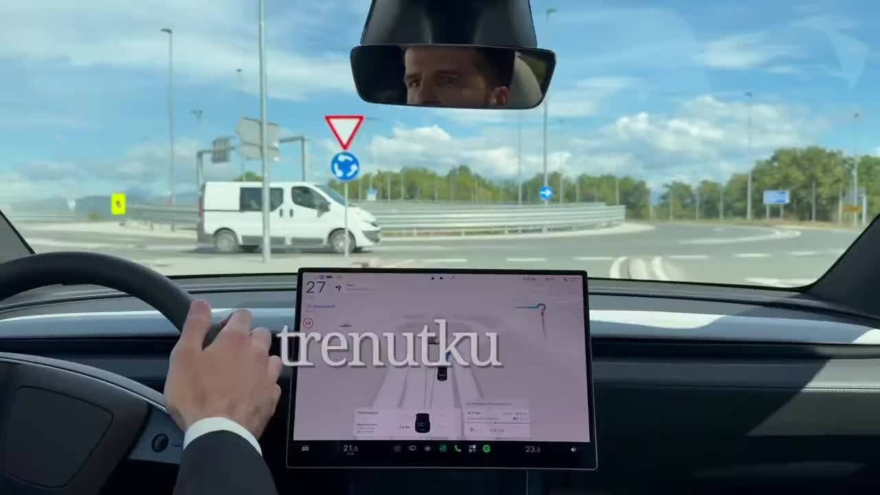 Wizualizacja FSD w Tesli w Słowenii, 58 km/h, flagi na ekranie