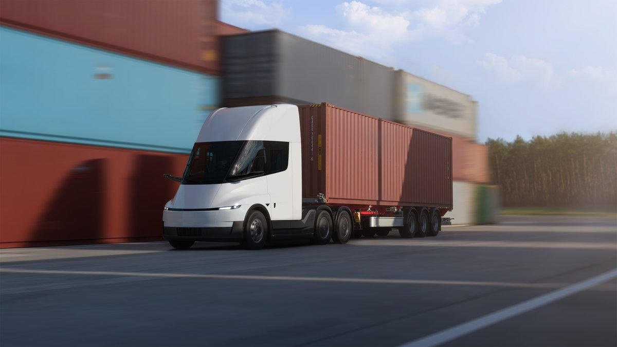 Tesla Semi bez lusterek ciągnie kontener na terenie portu