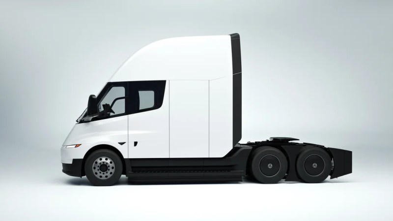 Biały Tesla Semi z profilu, kamery zamiast lusterek, trzy osie