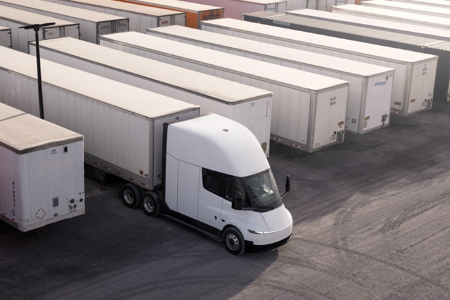 Tesla Semi na placu wśród naczep