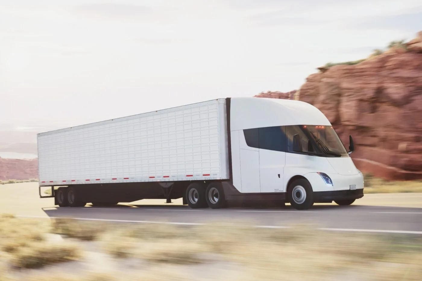 Tesla Semi z naczepą na szosie