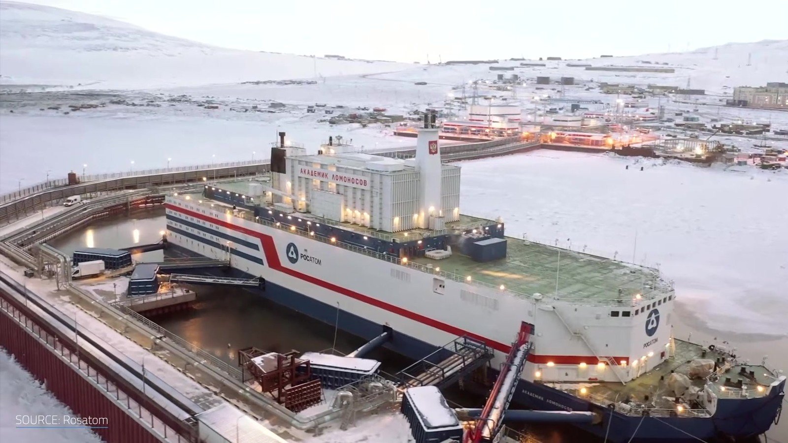 Kadr z filmu kanału Undecided na YouTube (materiał: Rosatom). Pływająca elektrownia Akademik Łomonosow w Pewku