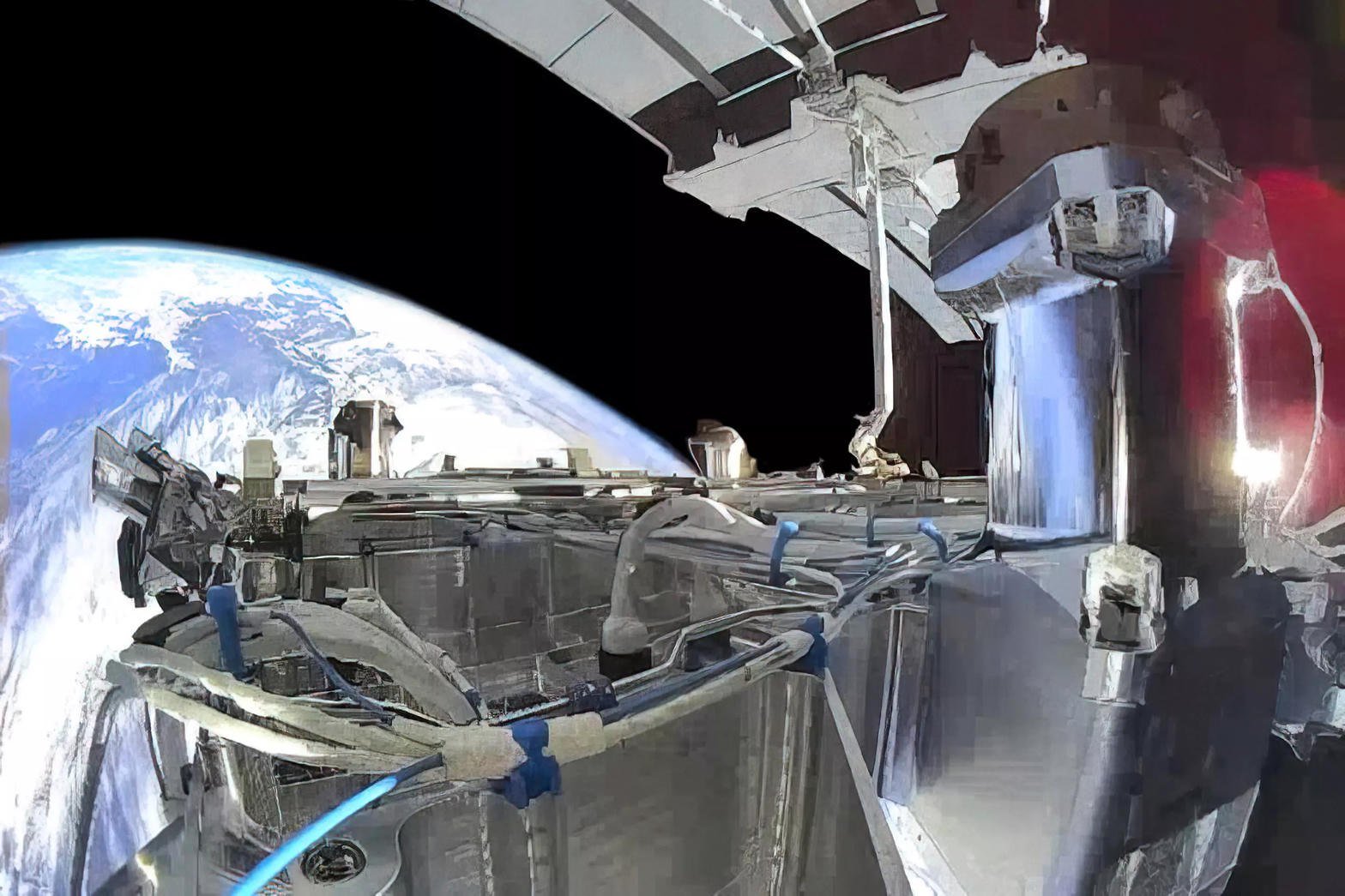 Satelita Starshield na orbicie, Ziemia w kadrze. Oficjalna strona SpaceX