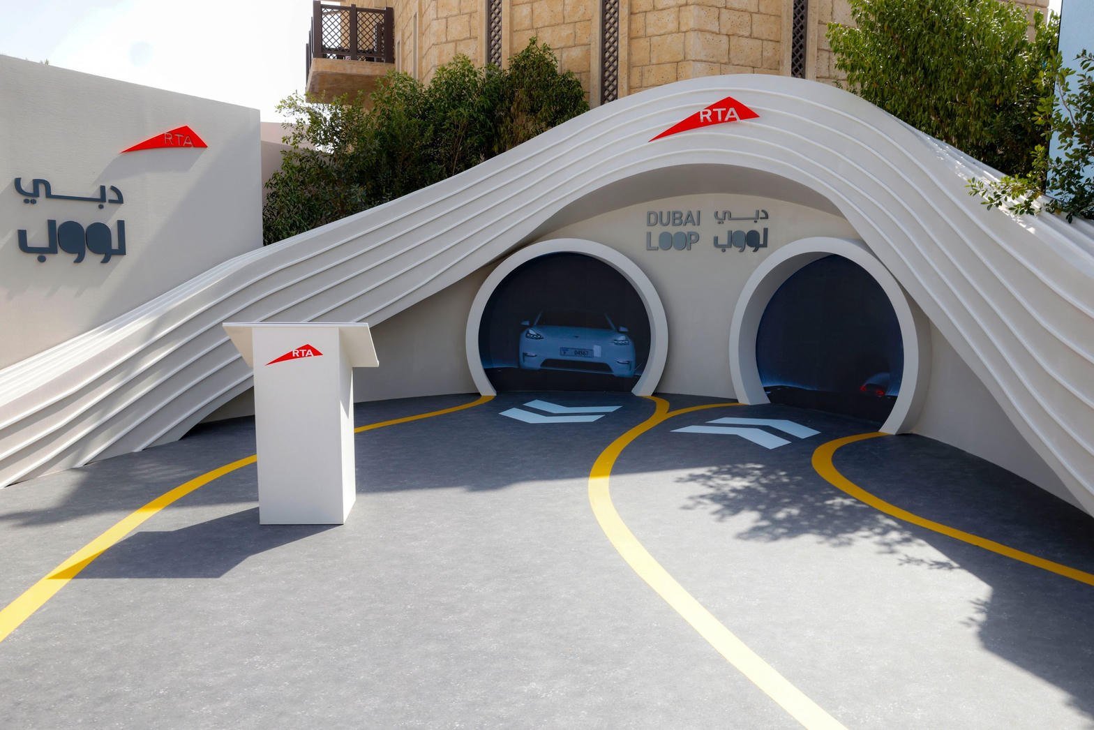 Makieta Dubai Loop: dwa tunele, RTA, napis Dubai Loop po arabsku i angielsku