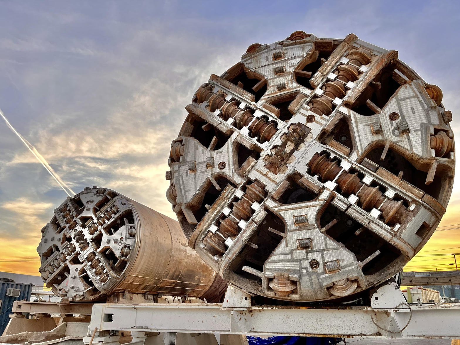 Dwie tarcze Prufrocka The Boring Company na placu, zachód słońca