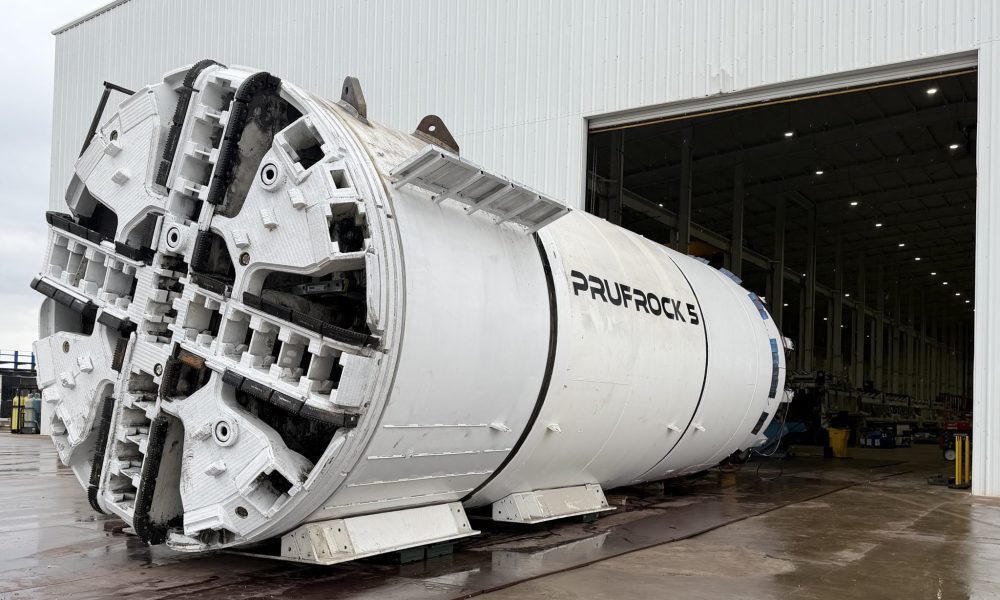 Prufrock 5 The Boring Company przed halą, tarcza z przodu