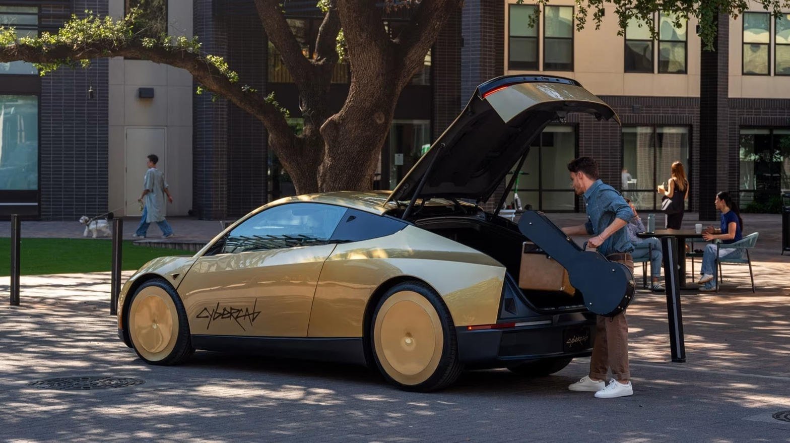 Złoty Cybercab w Austin, pasażer wkłada gitarę do bagażnika