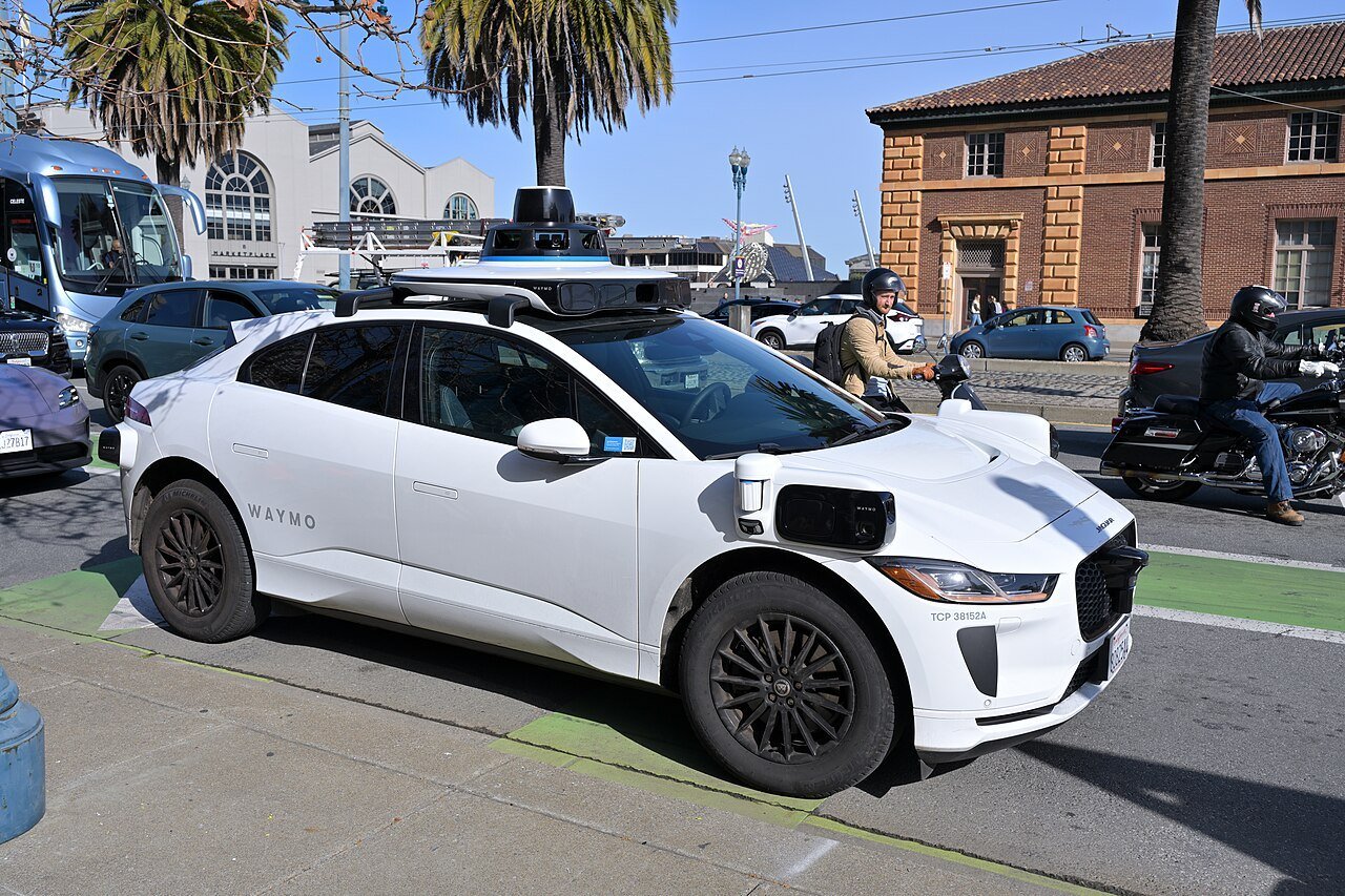 Waymo Jaguar I-Pace na Embarcadero w San Francisco